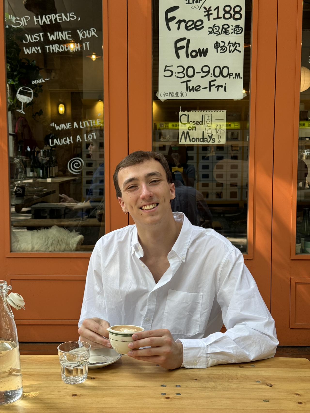 Eliott Meunier, souriant à la terrasse d’un café à Hong Kong